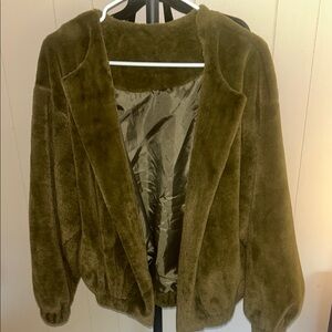 Hill & Toe Green Teddy Jacket with Collared Neckline and Luxurious Texture